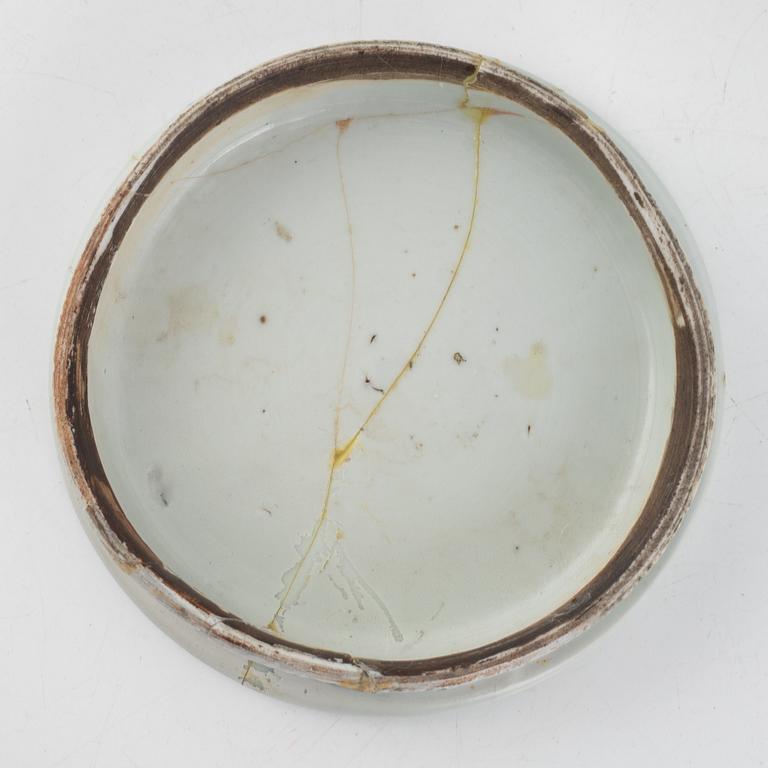 Urnor med lock, ett par, porslin, Kina, Qingdynastin, 1800-tal.