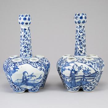 Two blue and white tulip porcelaine vase, China, 20th ct.