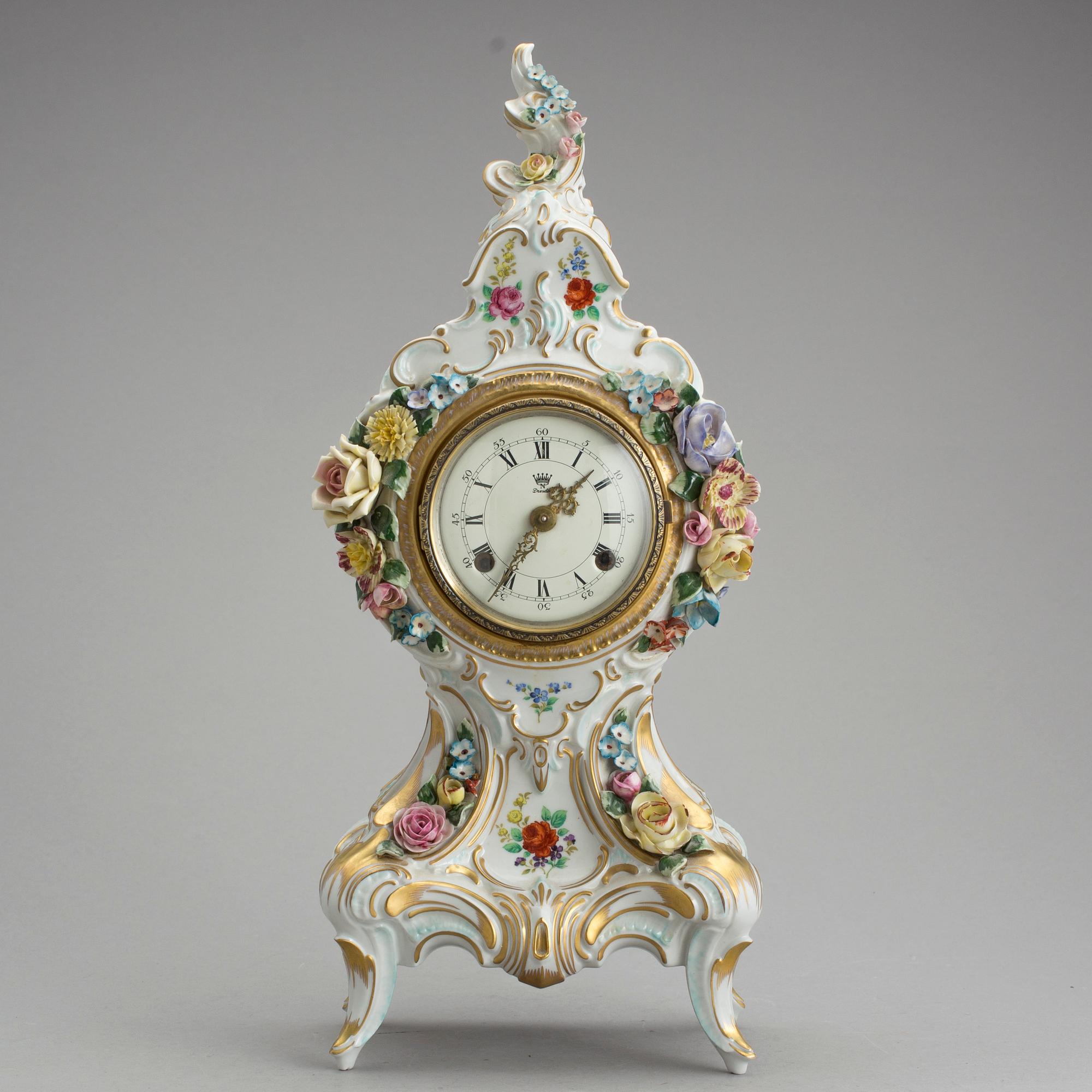 BORDSUR, porslin, rokokostil, urtavla märkt Dresden, 1900-tal.