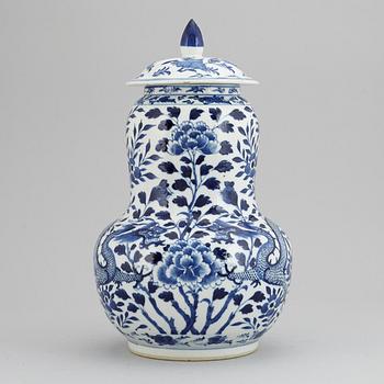 A blue and white vase with cover, Qing dynasty, 19th Century.