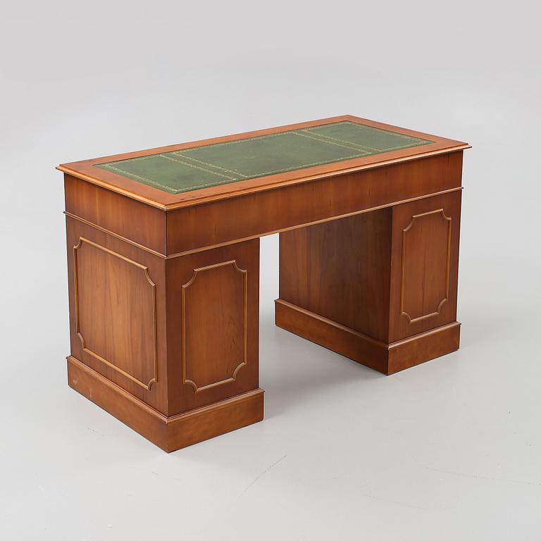 SKRIVBORD, Engelsk stil, 1900-talets andra hälft.