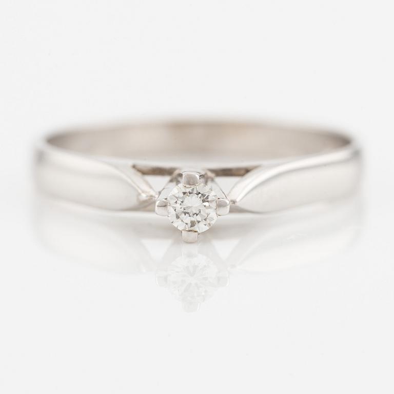 Ring in 18K white gold with a small brilliant-cut diamond.