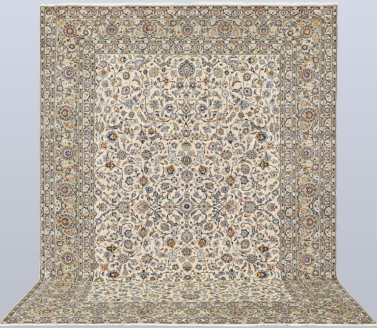 A Keshan carpet, approx. 385 x 270 cm.