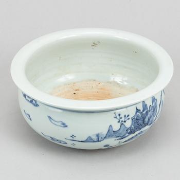 A blue and white tripod censer, Qing dynasty (1664-1912).