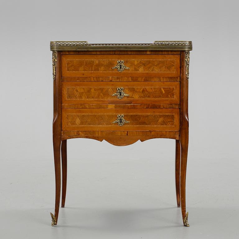 BYRÅ, LOUIS XVI stil, 1900-talets första hälft.