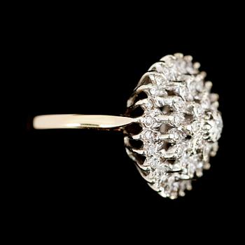 RING, 10 k vitguld, diamanter. Total vikt ca 4 g.