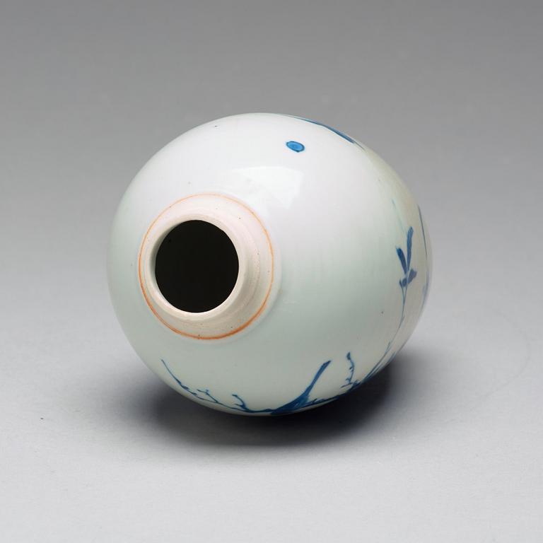 A blue and white transitional vase, 17th Century.