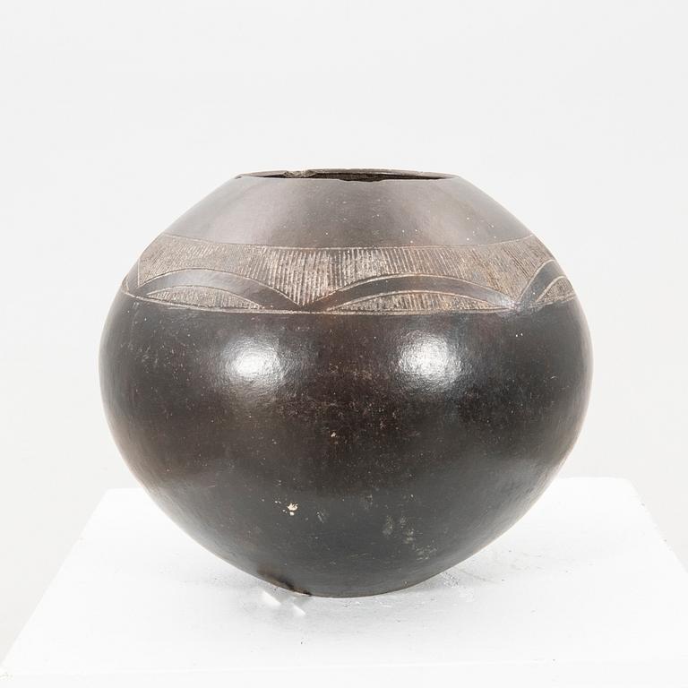 Beer pot Ukhamba, Zulu, South Africa 20th century.