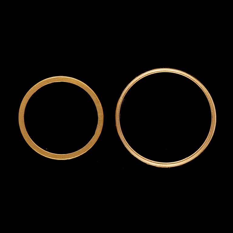 RINGAR, 2 st, 20 k, respektive 23 k guld, Stockholm, 1946. Vikt ca 6,5 gram.