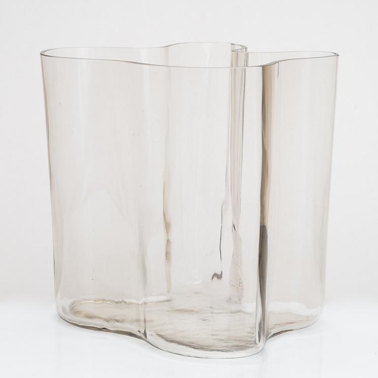 Alvar Aalto, a '3031' vase signed Alvar Aalto 3031. Iittala 1950s.