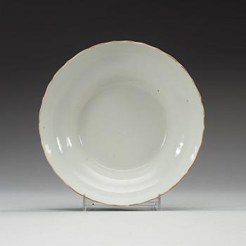 SKÅL, porslin. Qing dynastin med Daoguangs märke och period i rött (1821-50).