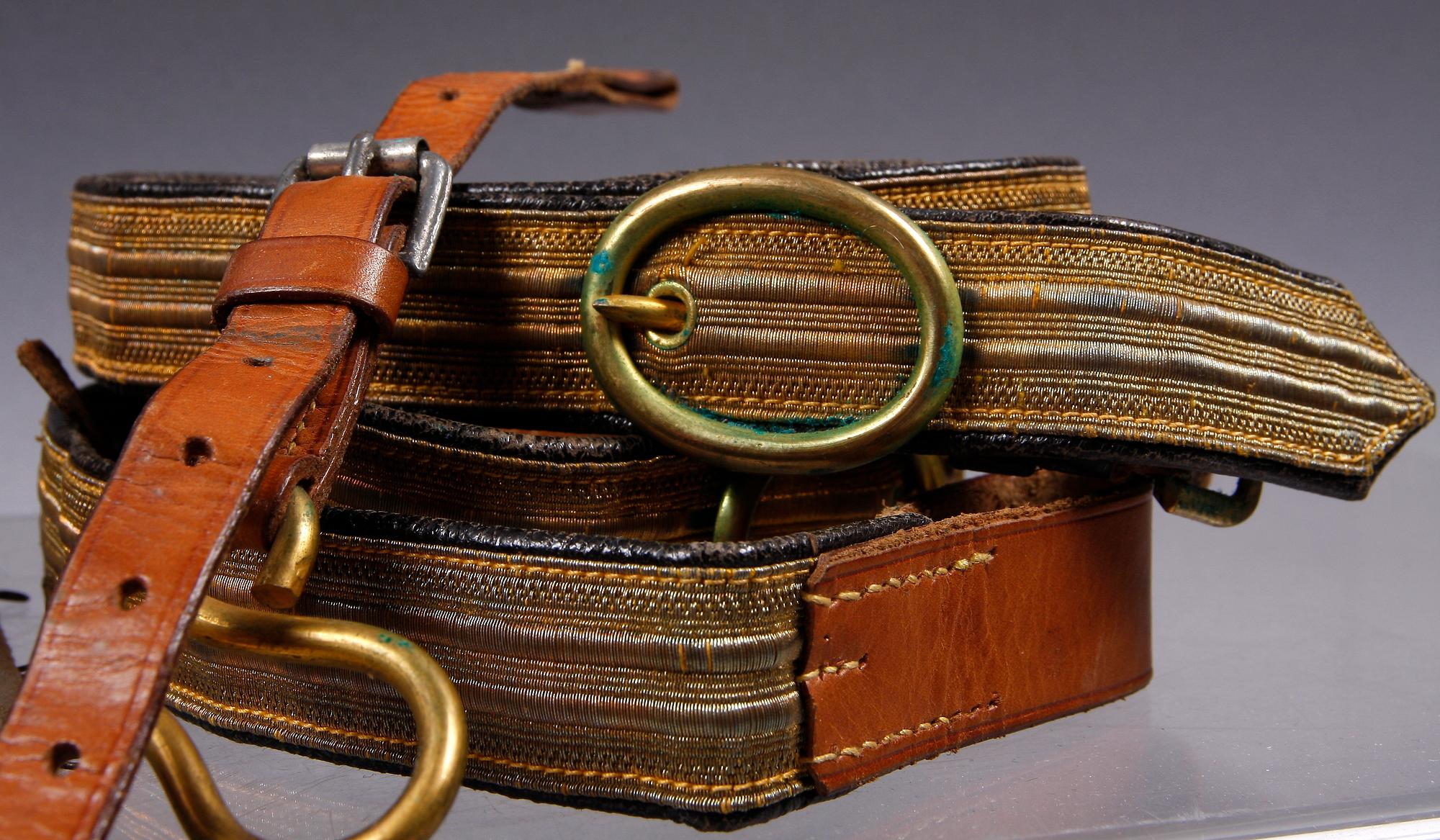 PARTI MILITARIA, 9 delar, 1800/1900-tal.
