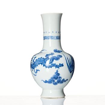 Vas, porslin. Qingdynastin, Kangxi (1662-1722).