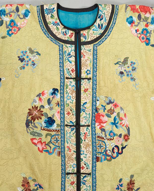 A ROBE, pattern woven and embroidered silk. Height 119,5 cm. China late Qing dynasty.