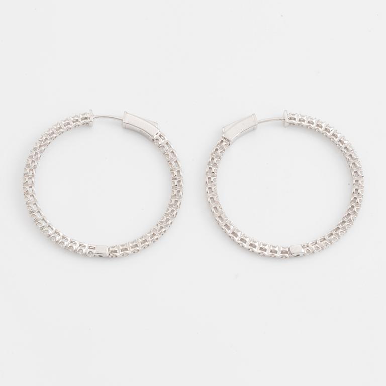 Örhängen kreoler med briljantslipade diamanter.