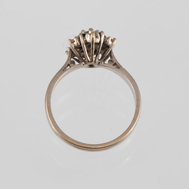 RING, 18K vitguld med en briljantslipad och 6 åttkantslipade diamanter och 6 fasettslipade blåsafirer. Vikt 3,9 gram.