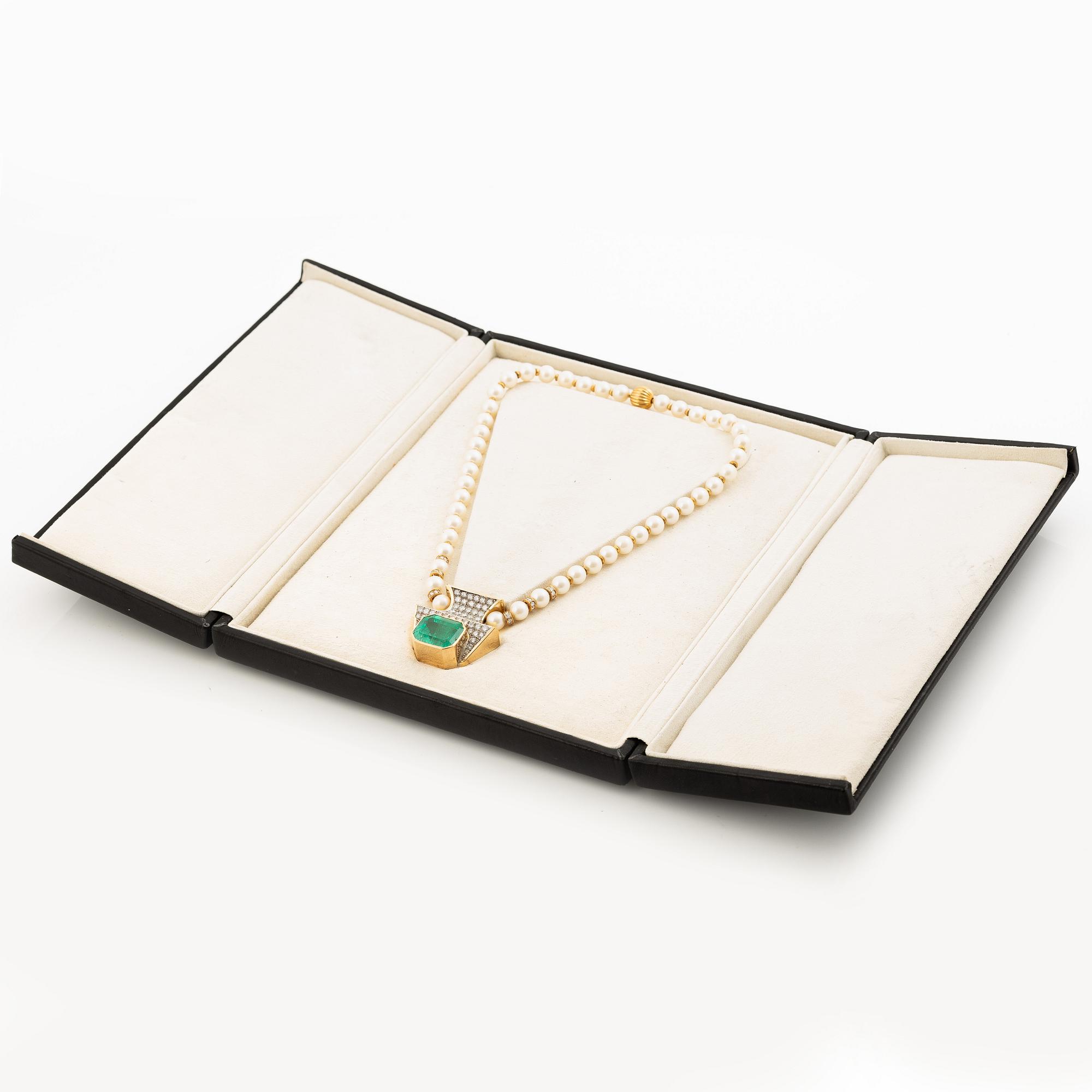 Kristian Nilsson, collier odlade pärlor och 18K guld med fasettslipad smaragd samt rundabriljantslipade diamanter.