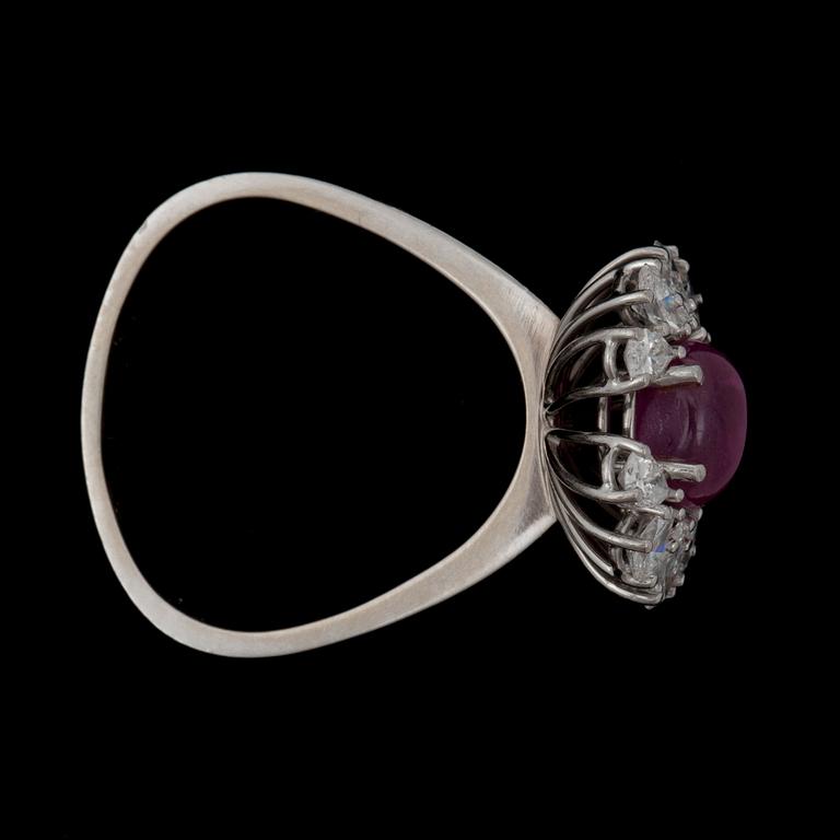 RING, Georg Jensen, med cabochonslipad obehandlad rubin med droppslipade diamanter totalt ca 1.30 ct.