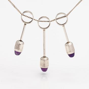 A silver necklace with amethysts. Jalosepot, Hollola.