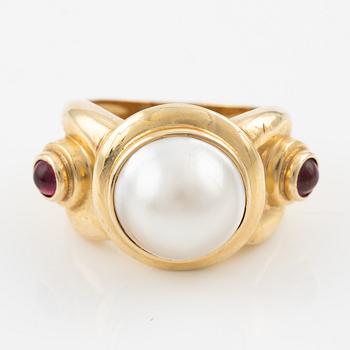 Ring, 14K gold with a mabé pearl and cabochon-cut rubies.