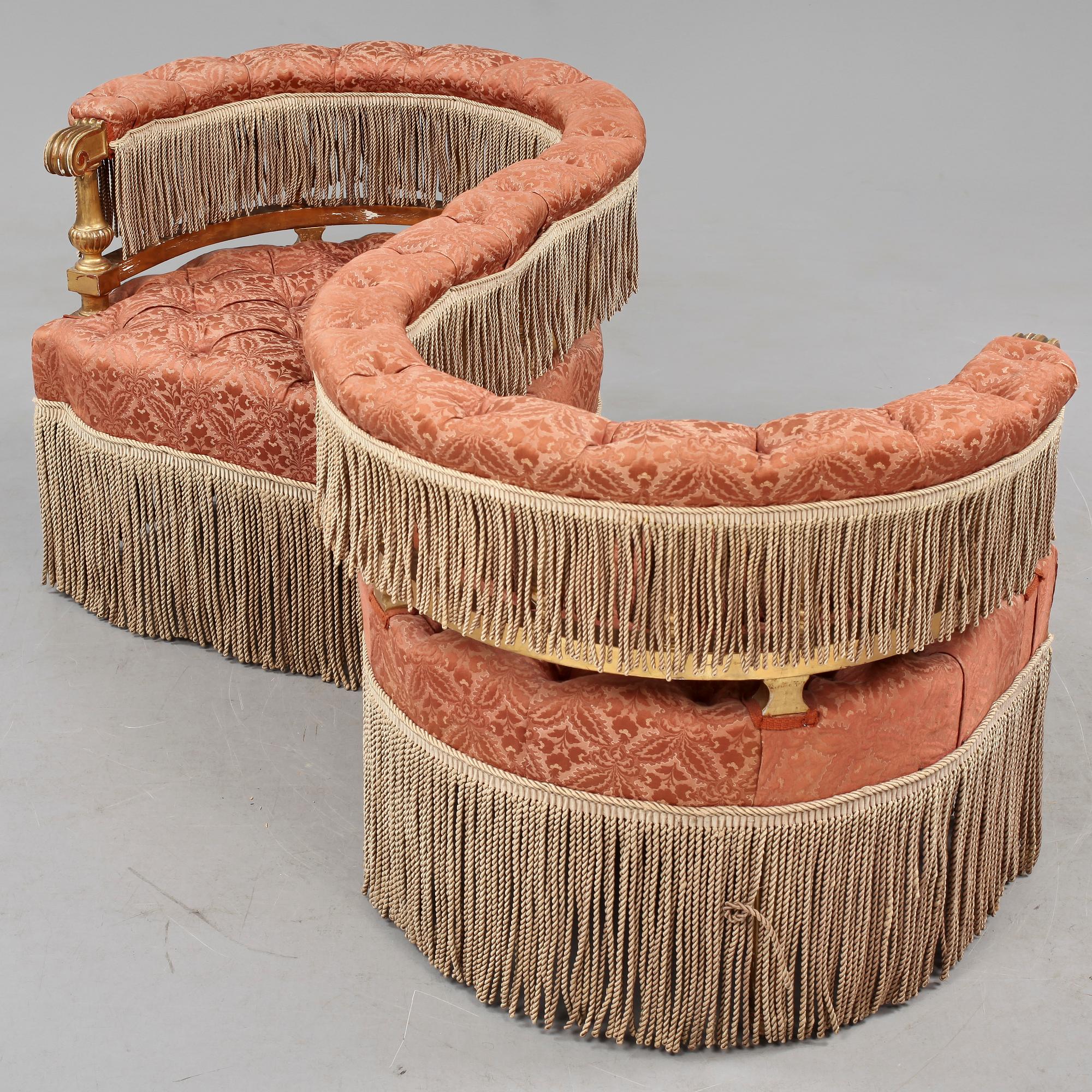 SOFFA, s k fästmanssoffa, 1800-talets andra hälft.