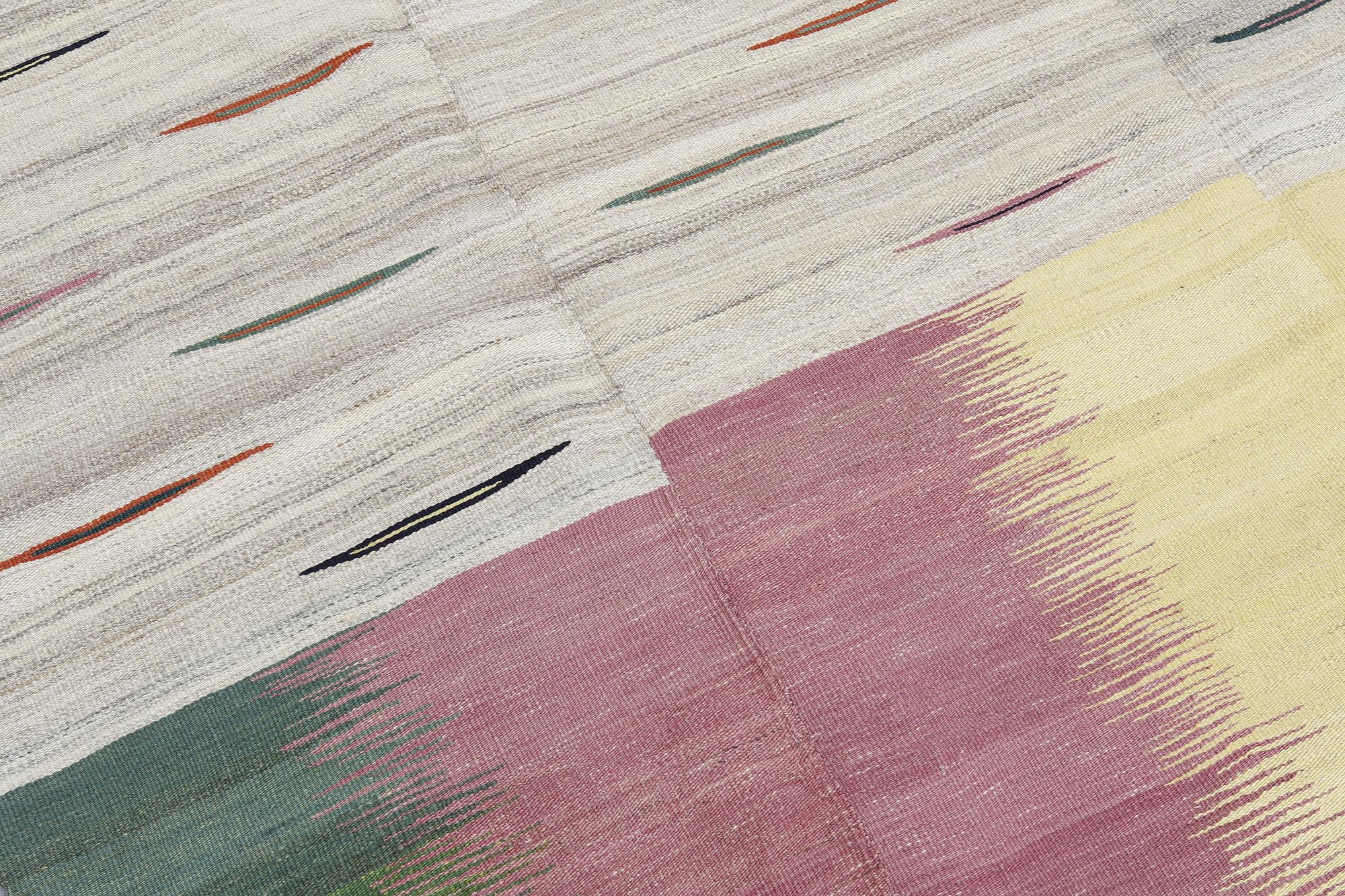 A carpet orientalisk flat weave, ca 324 x 207 cm.
