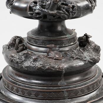 A Japanese bronze censer, Meiji (1868-1912).