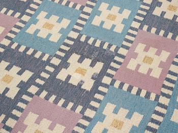 Sigvard Bernadotte, a carpet, "Vitsippa", flat weave, 846 x 395,5 cm, signed SB.