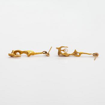 Björn Weckström, "By the springs", a pair of 18K gold and cultured pearls earrings. Lapponia 1964-1974.