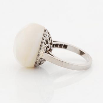 An 18K white gold ring set with a pearl.