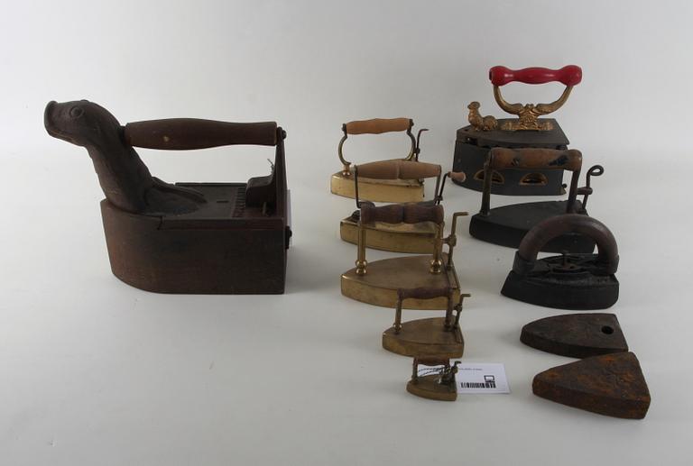 PARTI STRYKJÄRN, 9 delar. Mässing, järn.