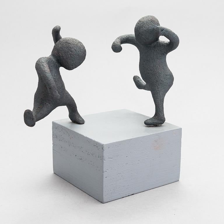 Raimo Veranen, skulptur, påmålad sandsten, signerad och daterad -95.