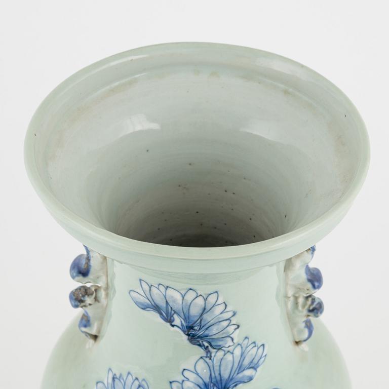A blue and white vase with celadon ground, late Qing dynasty, circa 1900.
