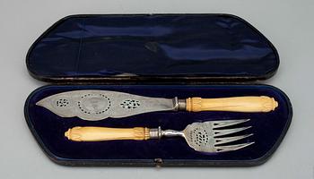 FISKBESTICK, silver och ben, Harrison Bros & Howson, Sheffield, 1875. Tot. vikt ca 323 gr.