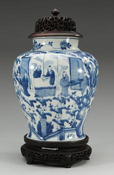 A blue and white jar, Qing dynasty, Kangxi (1662-1722).