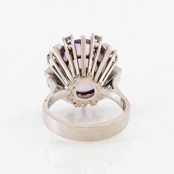 Ring/Cocktail ring 14K white gold with an oval faceted amethyst and round brilliant-cut diamonds.