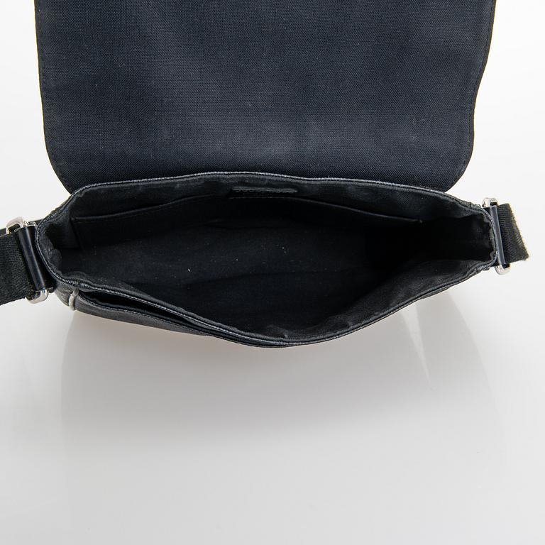 Louis Vuitton, "District PM Messenger", väska.