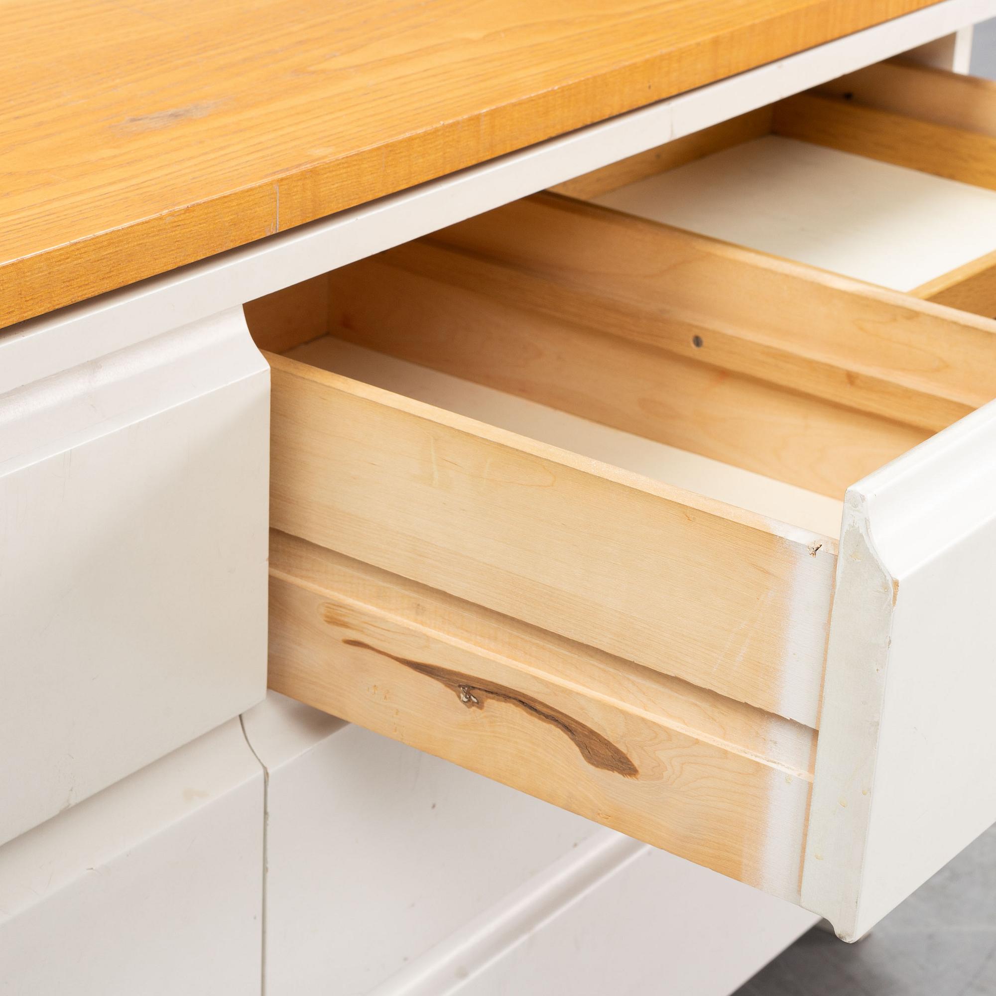 Aulis Leinonen, a model 200 writing desk, Artek, mid 20th century.