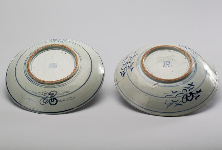 SKÅLFAT, 2 st, porslin, Japan, omkring 1900.
