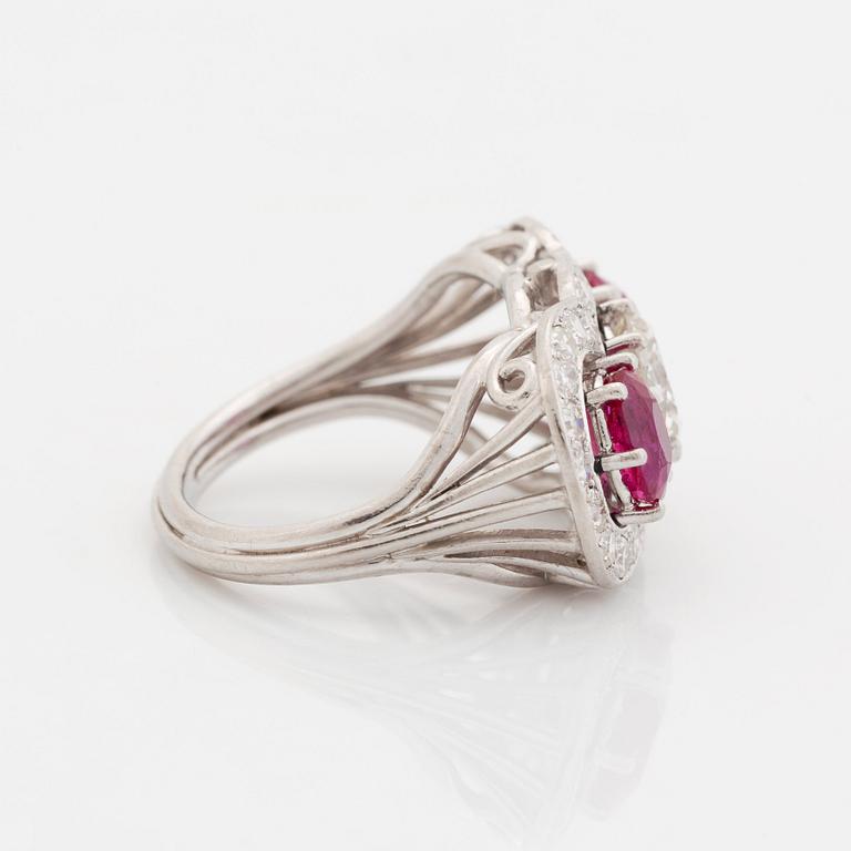 Ring 18K vitguld med fasettslipade rubiner och en rund briljantslipade diamant.