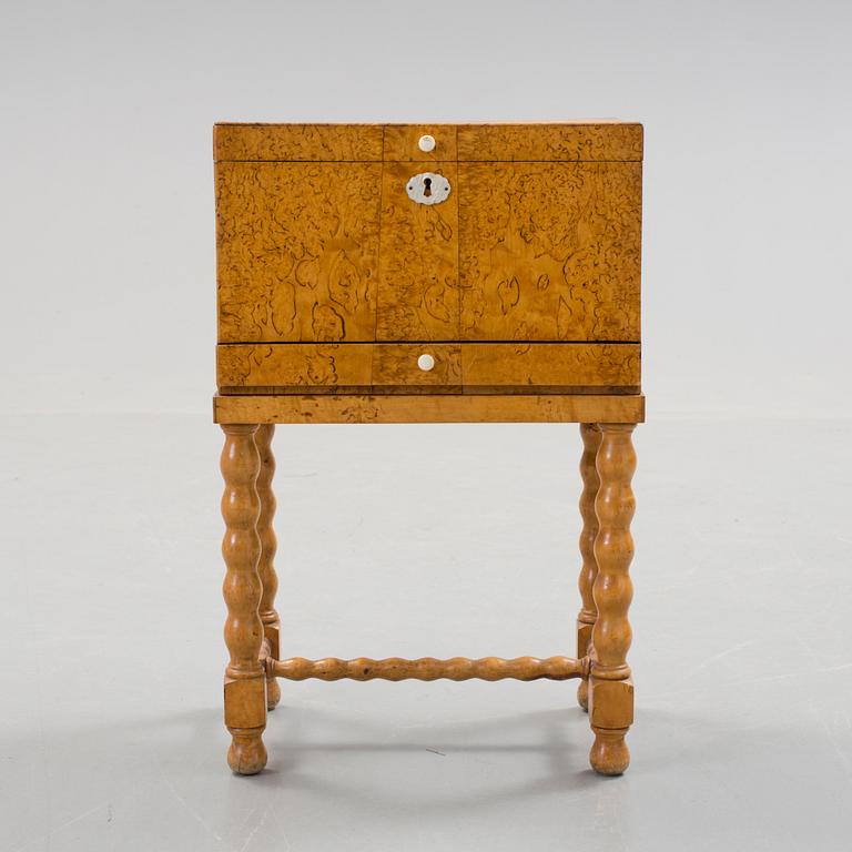 BESTICKSSCHATULL, masurbjörk, 1800-tal.