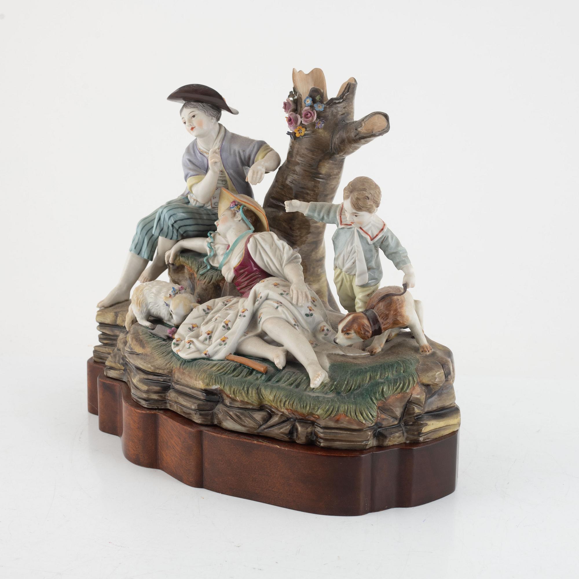 A porcelain figurine group, 19th century.