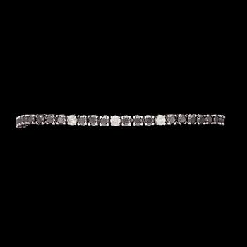 1121. A black and white brilliant cut diamond bracelet, tot. 6.15 cts.