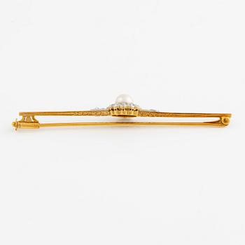 Brooch 18K gold and platinum with a half-pearl and round brilliant and rose-cut diamonds.