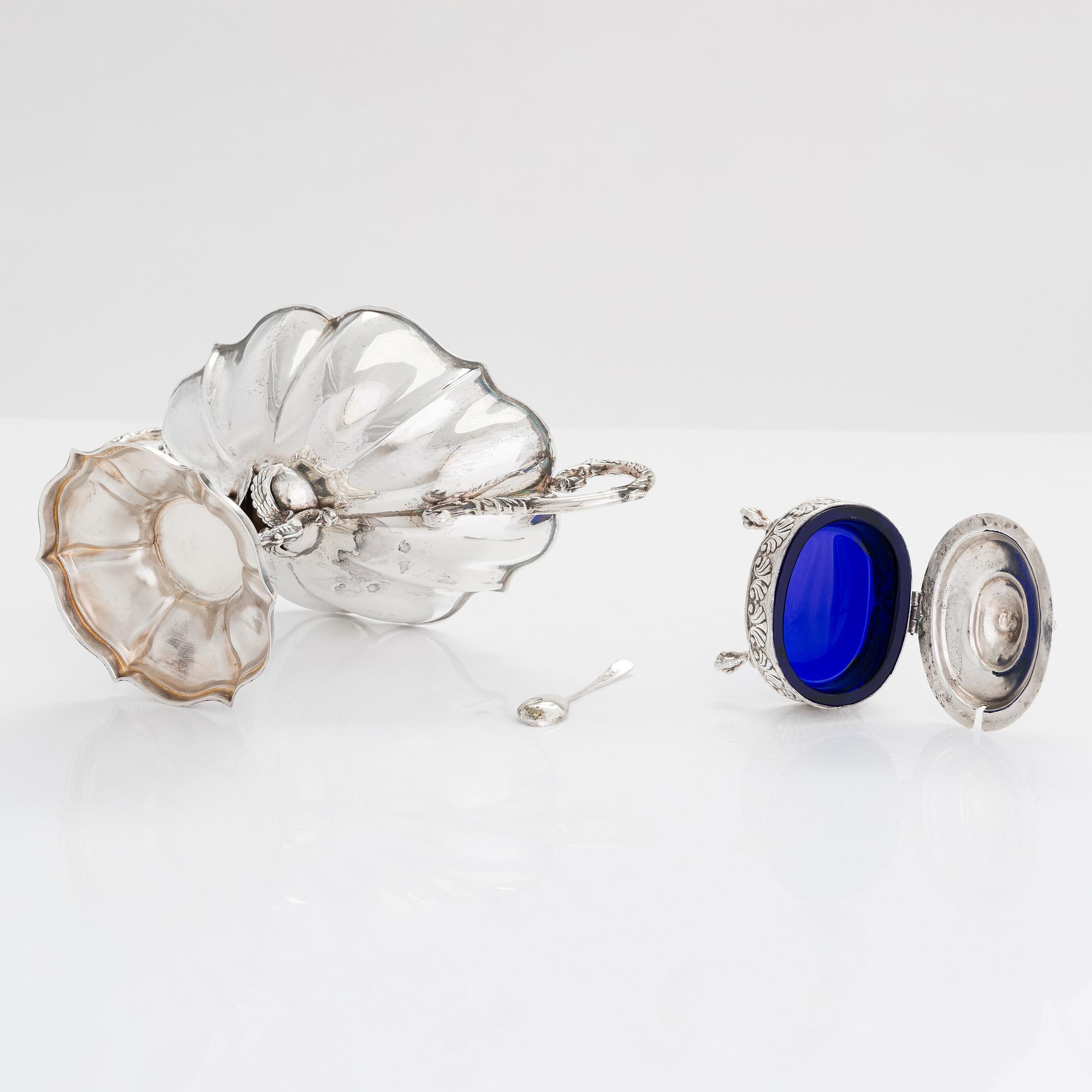 A Spanish silver bowl, maker's mark J. Perez Fernandez, and a silver salt cellar, Platería López, Madrid.