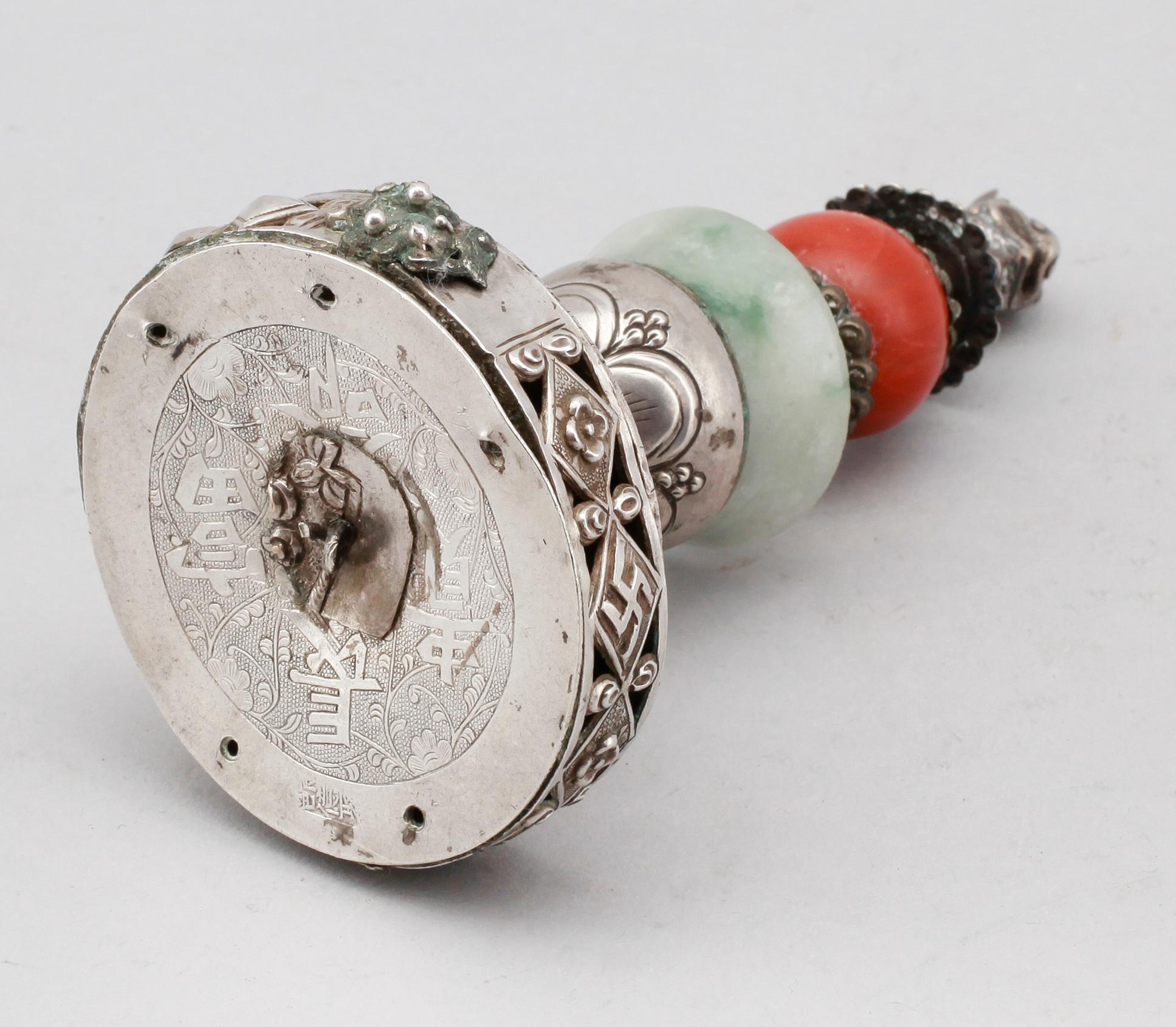 HATTPRYDNAD, Kina, silver och nefrit, 1900-talets första hälft.