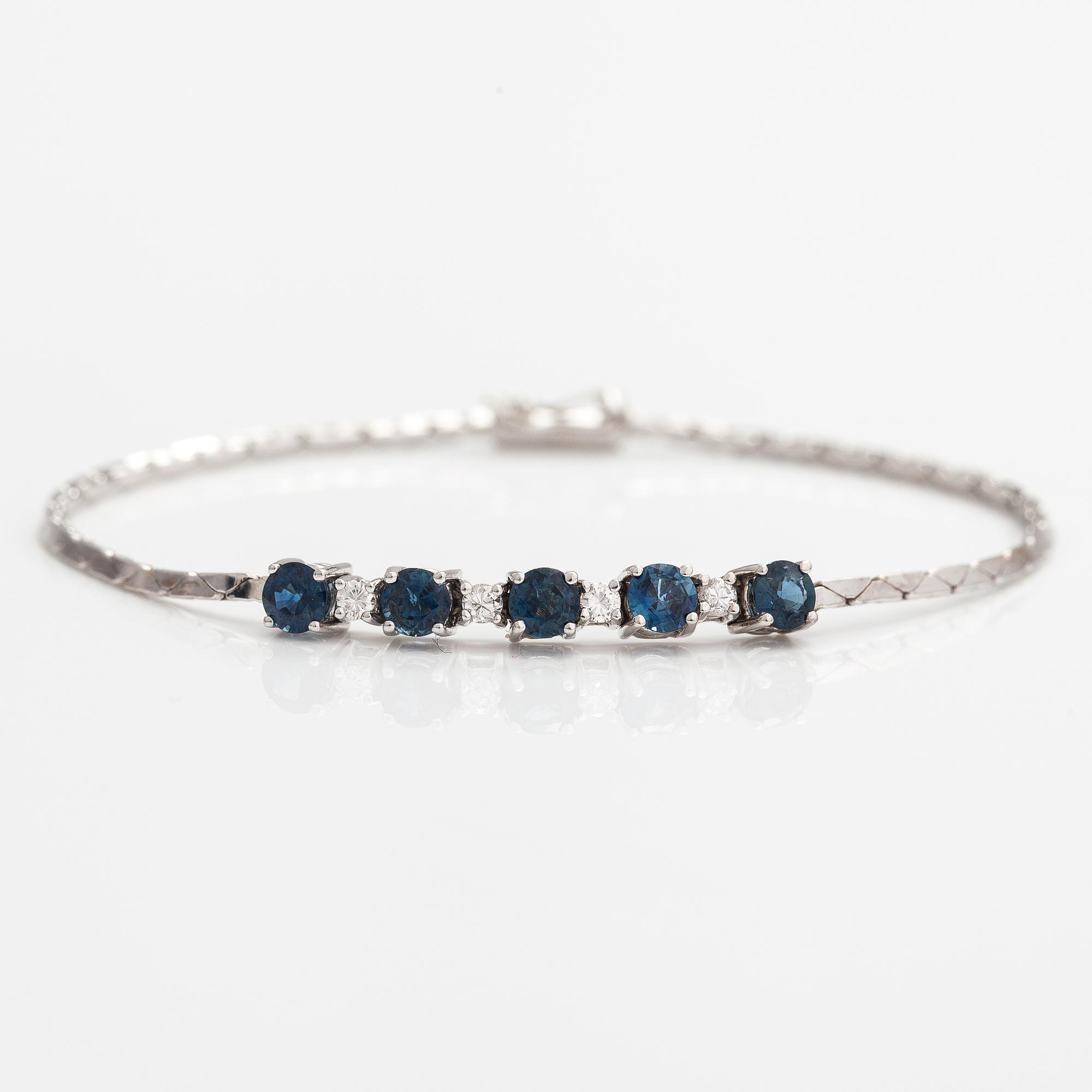 Armband, 14K vitguld, safirer, diamanter ca. 0.20 ct tot enl gravyr.