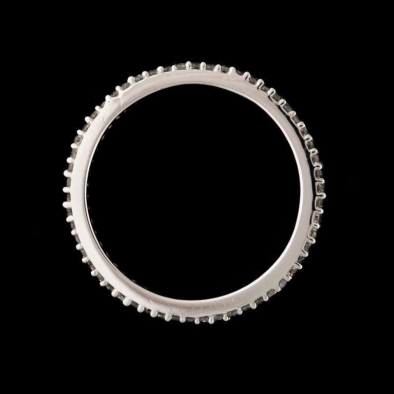 RING / HELALLIANSRING, 14 karat vitguld med mindre briljantsliapde diamanter tot ca 0,3 ct.