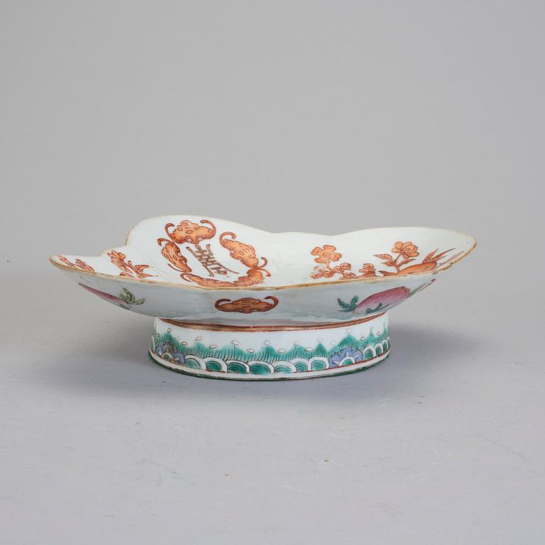 TAZZA / SKÅL PÅ FOT, porslin, Kina, 1800-talets slut.