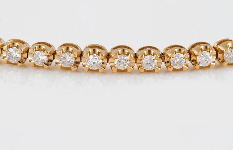 ARMBAND, 18K guld med briljantslipade diamanter ca 1.00 ct. Vikt 5,4 gram.